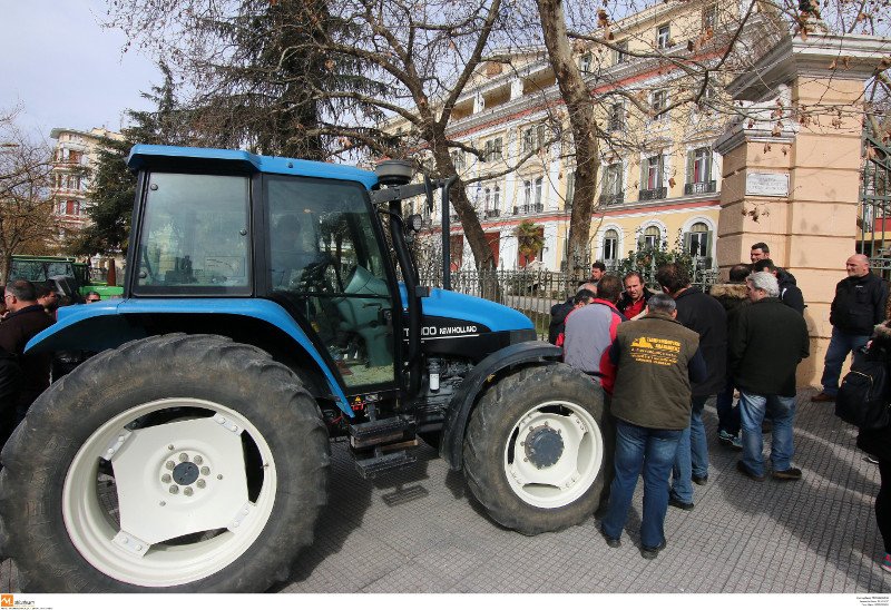 Με κόρνες και κροτίδες έφτασαν τα τρακτέρ στο υπουργείο Μακεδονίας-Θράκης [εικόνες & βίντεο] | iefimerida.gr 2