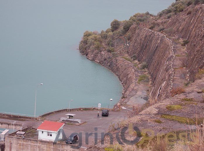 Συναγερμός στο Αγρίνιο με εξαφάνιση 35χρονης -Εντοπίστηκαν συντρίμμια του ΙΧ της σε λίμνη [εικόνες]  | iefimerida.gr 2