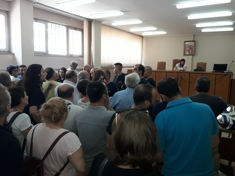 Ενταση στο δικαστικό μέγαρο Αγρινίου -Φωνές και συνθήματα κατά των πλειστηριασμών [εικόνες & βίντεο] | iefimerida.gr 1