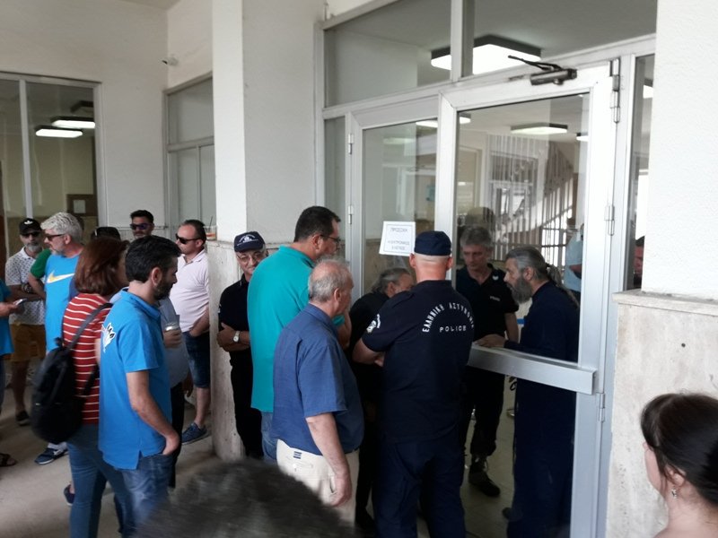 Ενταση στο δικαστικό μέγαρο Αγρινίου -Φωνές και συνθήματα κατά των πλειστηριασμών [εικόνες & βίντεο] | iefimerida.gr 2