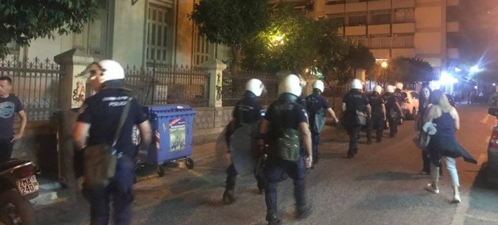 Πέντε τραυματίες στην πορεία για τον Παύλο Φύσσα –Επιτέθηκαν σε συνεργείο του ΑΝΤ1 [εικόνες & βίντεο] | iefimerida.gr 11