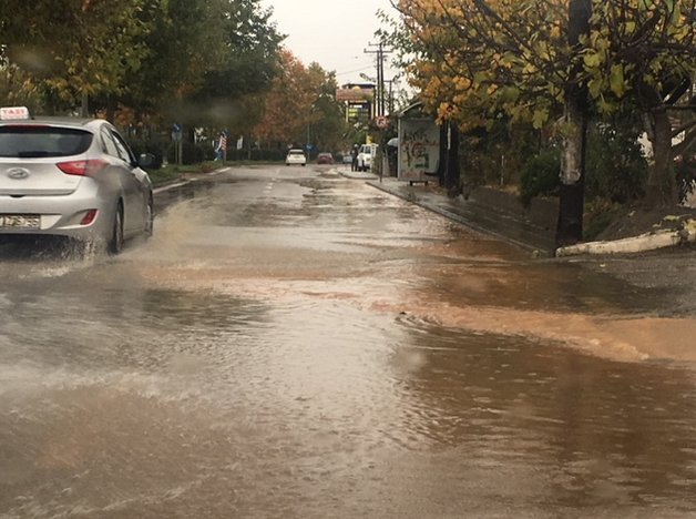 Κομμένη στα δύο η Αιτωλοακαρνανία από την κακοκαιρία [εικόνες & βίντεο] | iefimerida.gr 1