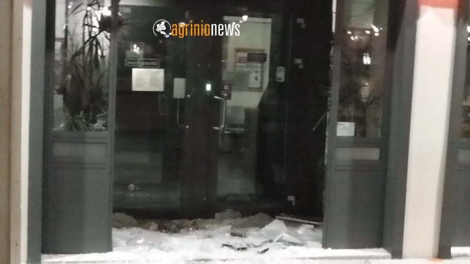 Σοβαρά επεισόδια την νύχτα στο κέντρο του Αγρινίου [βίντεο+εικόνες] | iefimerida.gr 0