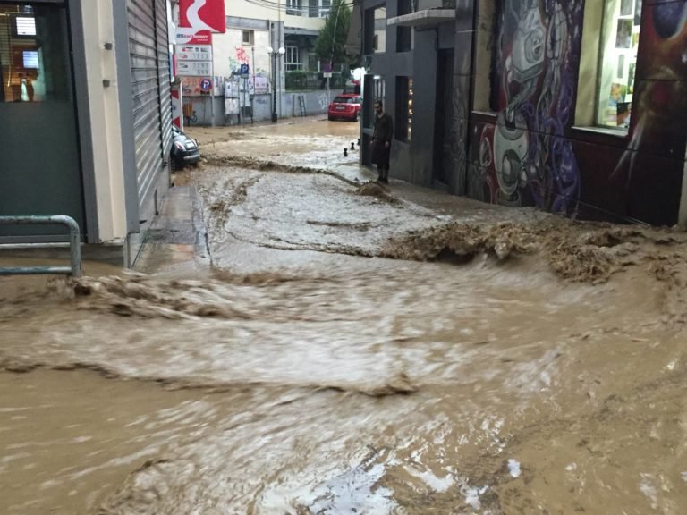 «Ντροπή σας» -Οργή πλημμυροπαθών του Αγρινίου κατά Σκουρλέτη [βίντεο] | iefimerida.gr 10