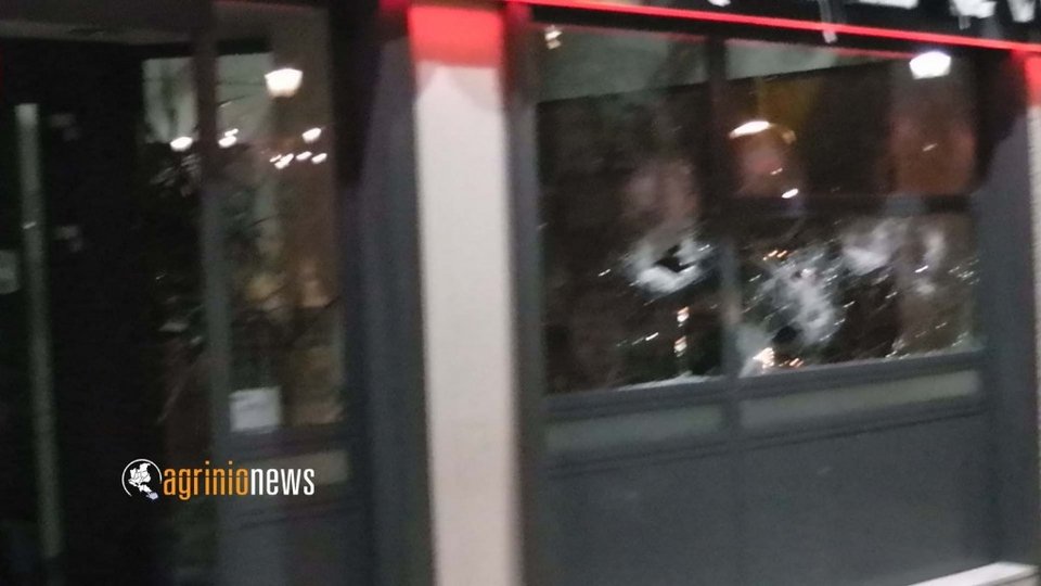 Σοβαρά επεισόδια την νύχτα στο κέντρο του Αγρινίου [βίντεο+εικόνες] | iefimerida.gr 1