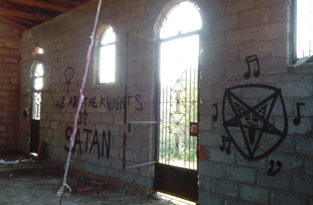 Εικόνες σοκ από εκκλησία στο Αγρίνιο -Σατανιστικά συνθήματα, φωτιές και «ματωμένα» αντικείμενα [εικόνες] | iefimerida.gr 1