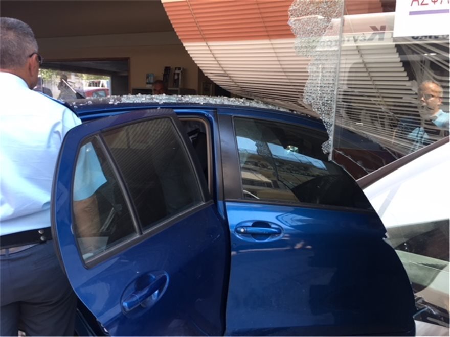 Αγρίνιο: Αυτοκίνητο τράκαρε και... μπούκαρε σε τζαμαρία ασφαλιστικού γραφείου [εικόνες] | iefimerida.gr 2