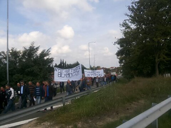 Έκλεισαν τον δρόμο οι αγρότες στην Κουλούρα [εικόνες] | iefimerida.gr 2