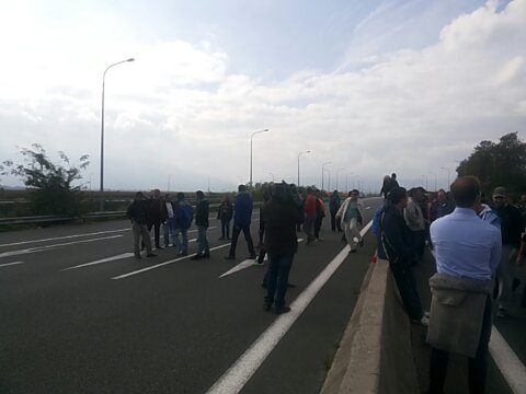 Έκλεισαν τον δρόμο οι αγρότες στην Κουλούρα [εικόνες] | iefimerida.gr 0