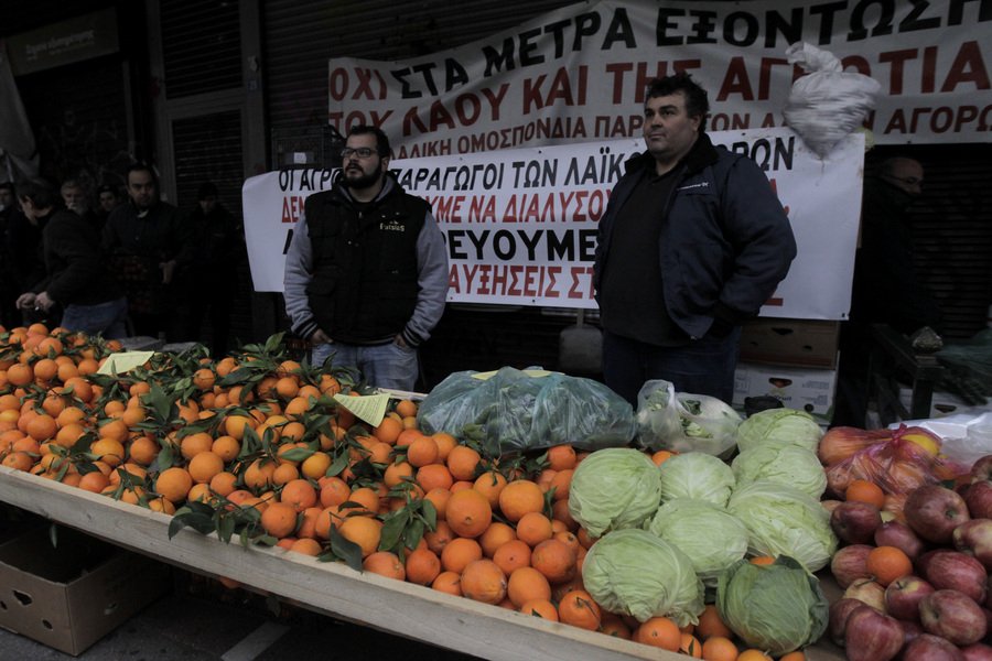 Λαϊκή αγορά έστησαν οι αγρότες έξω από το υπουργείο Εργασίας-Μοιράζουν δωρεάν προϊόντα [εικόνες] | iefimerida.gr 0