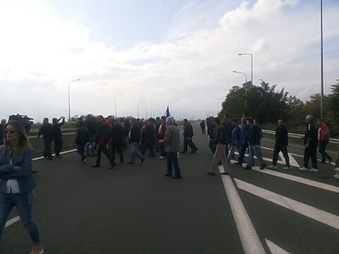 Έκλεισαν τον δρόμο οι αγρότες στην Κουλούρα [εικόνες] | iefimerida.gr 1