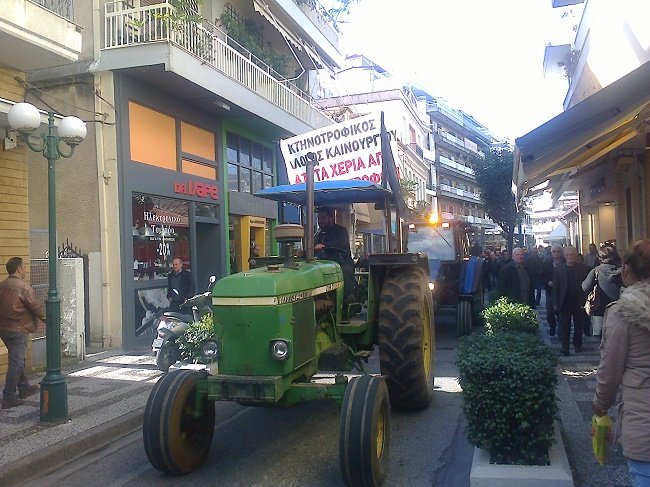Αγρότες μπήκαν στην πόλη του Αγρινίου με τρακτέρ και κατέλαβαν την ΔΟΥ [εικόνες] | iefimerida.gr 1