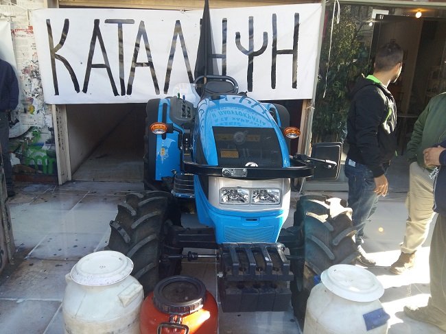 Αγρότες μπήκαν στην πόλη του Αγρινίου με τρακτέρ και κατέλαβαν την ΔΟΥ [εικόνες] | iefimerida.gr 2