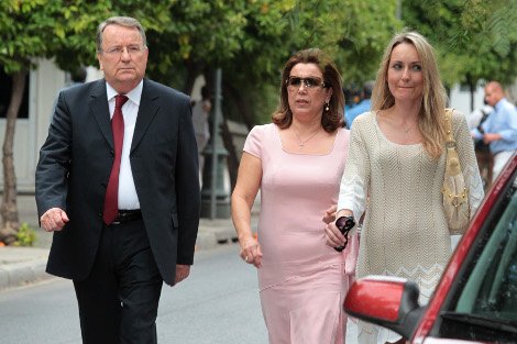 Ορκωμοσία: Το κολάν της Βούλτεψη, το πράσινο παπαγαλί της Γκερέκου και οι γυναίκες των υπουργών [εικόνες&βίντεο] | iefimerida.gr 11