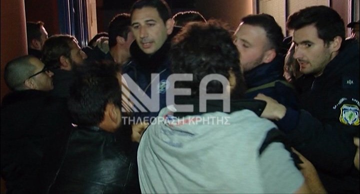 Αγρότες της Κρήτης εγκλώβισαν και προπηλάκισαν Σταθάκη, Ξανθό και Χαρίτση - «Προδότες» φώναζαν [εικόνες&βίντεο] | iefimerida.gr 0