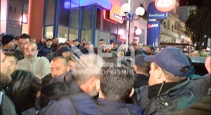 Αγρότες της Κρήτης εγκλώβισαν και προπηλάκισαν Σταθάκη, Ξανθό και Χαρίτση - «Προδότες» φώναζαν [εικόνες&βίντεο] | iefimerida.gr 2