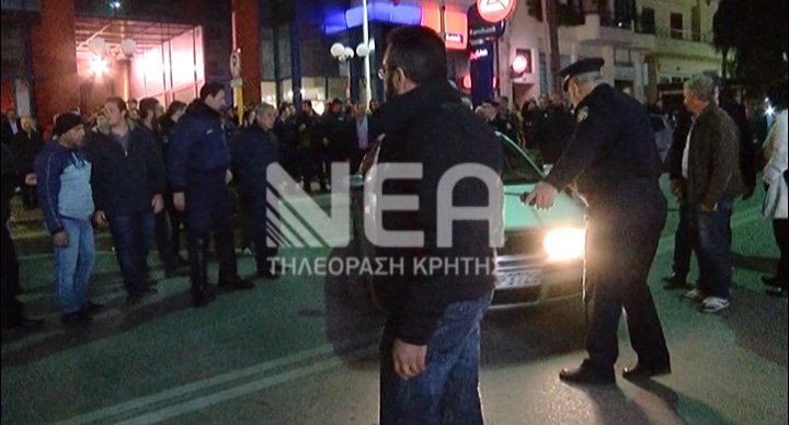 Αγρότες της Κρήτης εγκλώβισαν και προπηλάκισαν Σταθάκη, Ξανθό και Χαρίτση - «Προδότες» φώναζαν [εικόνες&βίντεο] | iefimerida.gr 3