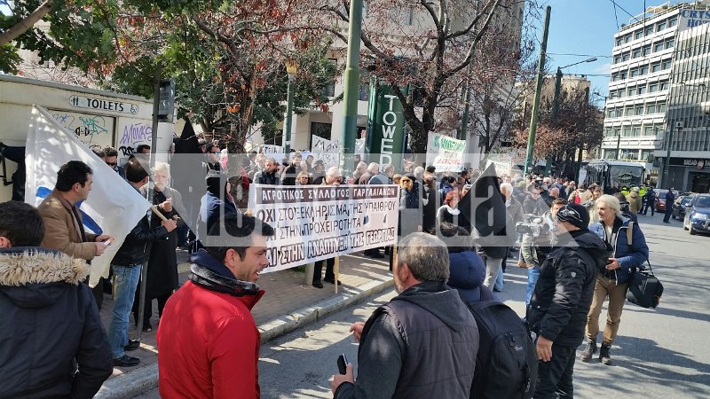Πάνω από 5.000 αγρότες μπροστά από τη Βουλή -Ολοκληρώθηκε η πορεία [εικόνες] | iefimerida.gr 0