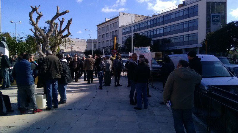 Στους δρόμους οι αγρότες και στα Χανιά [εικόνες] | iefimerida.gr 2