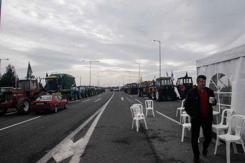 Οι αγρότες το επόμενο διάστημα θα προχωρούν και σε αποκλεισμούς των εθνικών οδών στο πλαίσιο των κινητοποιήσεων που αποφάσισαν