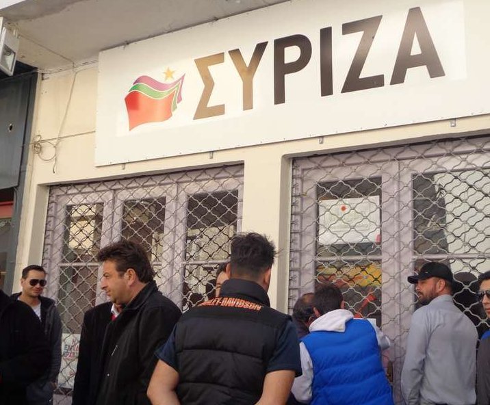 Αγρότες έψαχναν βουλευτή του ΣΥΡΙΖΑ στη Λιβαδειά -Θυροκόλλησαν στα κλειστά γραφεία την απόφασή τους [εικόνες & βίντεο] | iefimerida.gr 3