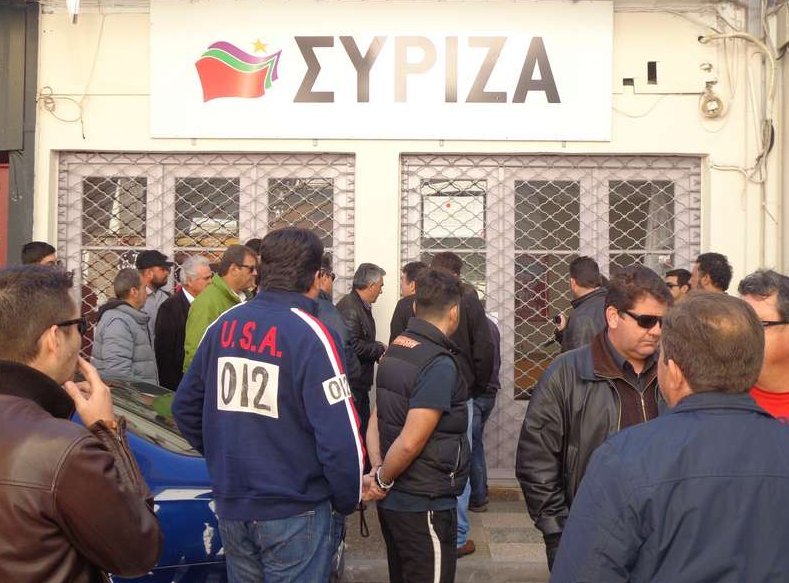 Αγρότες έψαχναν βουλευτή του ΣΥΡΙΖΑ στη Λιβαδειά -Θυροκόλλησαν στα κλειστά γραφεία την απόφασή τους [εικόνες & βίντεο] | iefimerida.gr 4