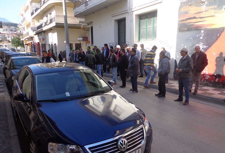 Αγρότες έψαχναν βουλευτή του ΣΥΡΙΖΑ στη Λιβαδειά -Θυροκόλλησαν στα κλειστά γραφεία την απόφασή τους [εικόνες & βίντεο] | iefimerida.gr 6