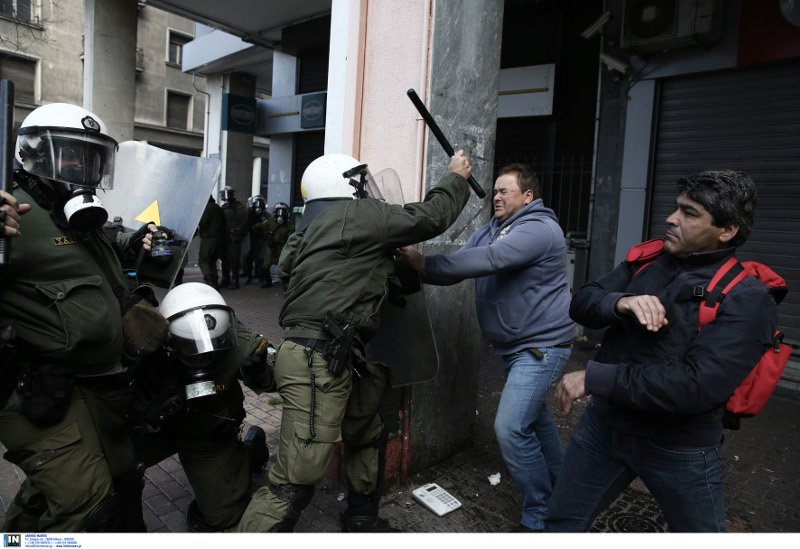 Μάχες σώμα με σώμα ΜΑΤ-αγροτών: Χημικά & μαγκούρες στο Αγροτικής Ανάπτυξης [εικόνες & βίντεο] | iefimerida.gr 6