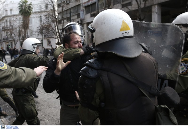 Μάχες σώμα με σώμα ΜΑΤ-αγροτών: Χημικά & μαγκούρες στο Αγροτικής Ανάπτυξης [εικόνες & βίντεο] | iefimerida.gr 8