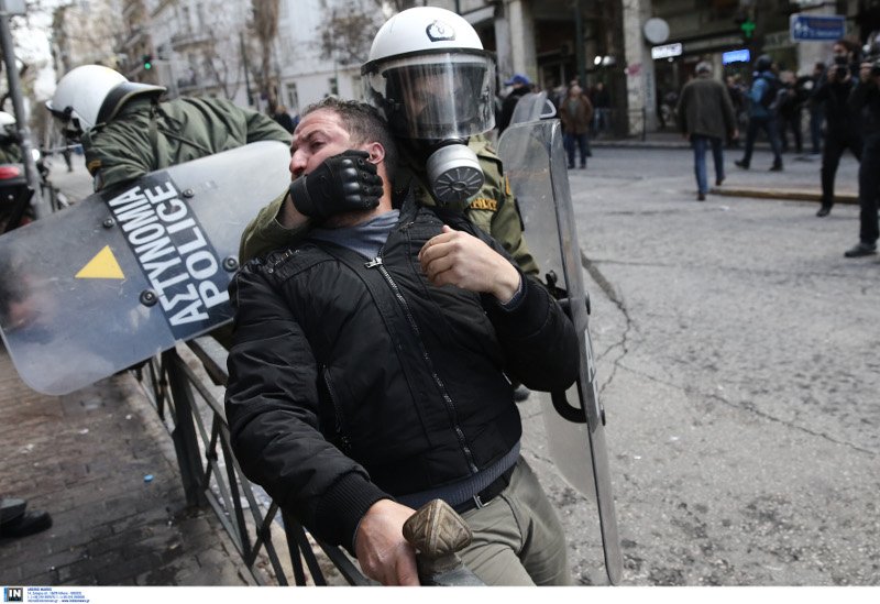 Μάχες σώμα με σώμα ΜΑΤ-αγροτών: Χημικά & μαγκούρες στο Αγροτικής Ανάπτυξης [εικόνες & βίντεο] | iefimerida.gr 7