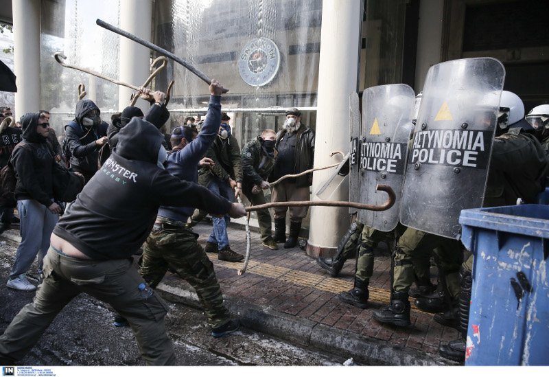Μάχες σώμα με σώμα ΜΑΤ-αγροτών: Χημικά & μαγκούρες στο Αγροτικής Ανάπτυξης [εικόνες & βίντεο] | iefimerida.gr 1