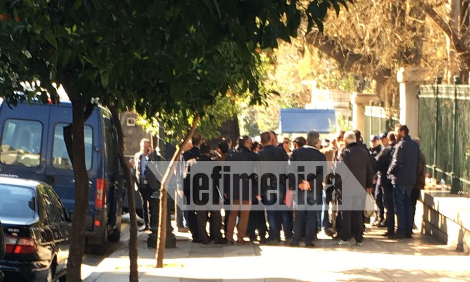 Εφτασαν στο Μαξίμου οι «σκληροί» των αγροτών -Κλούβες, αστυνομικοί και εξονυχιστικός έλεγχος [εικόνες] | iefimerida.gr 2