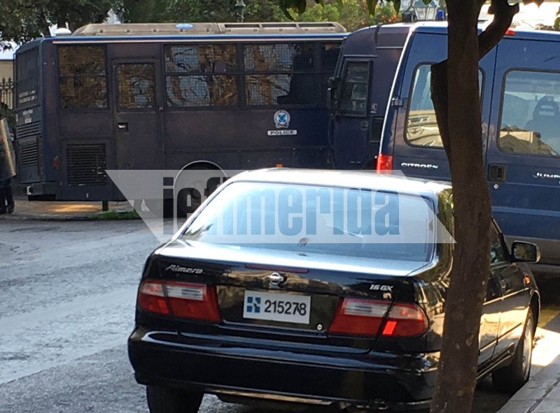 Εφτασαν στο Μαξίμου οι «σκληροί» των αγροτών -Κλούβες, αστυνομικοί και εξονυχιστικός έλεγχος [εικόνες] | iefimerida.gr 3