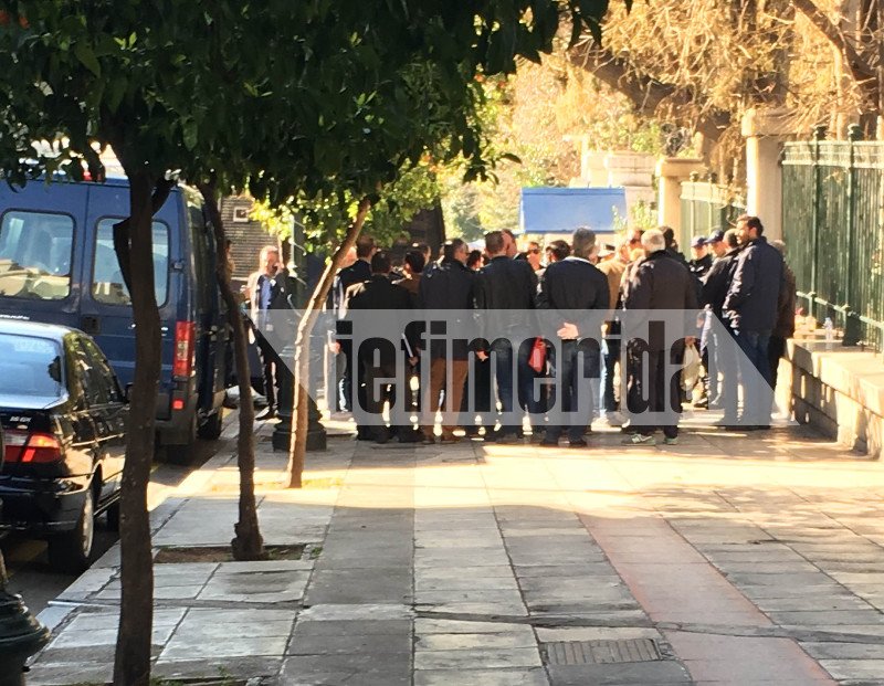 Εφτασαν στο Μαξίμου οι «σκληροί» των αγροτών -Κλούβες, αστυνομικοί και εξονυχιστικός έλεγχος [εικόνες] | iefimerida.gr 4