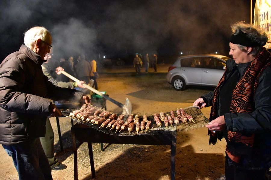 Με σουβλάκια και λουκάνικα αντιστέκονται στο κρύο οι αγρότες σε μπλόκο κοντά στο Ναύπλιο [εικόνες] | iefimerida.gr 2