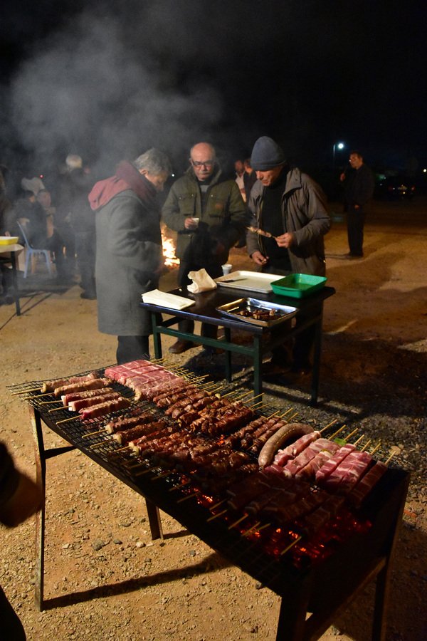 Με σουβλάκια και λουκάνικα αντιστέκονται στο κρύο οι αγρότες σε μπλόκο κοντά στο Ναύπλιο [εικόνες] | iefimerida.gr 1