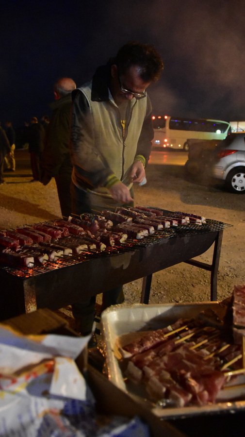 Με σουβλάκια και λουκάνικα αντιστέκονται στο κρύο οι αγρότες σε μπλόκο κοντά στο Ναύπλιο [εικόνες] | iefimerida.gr 0
