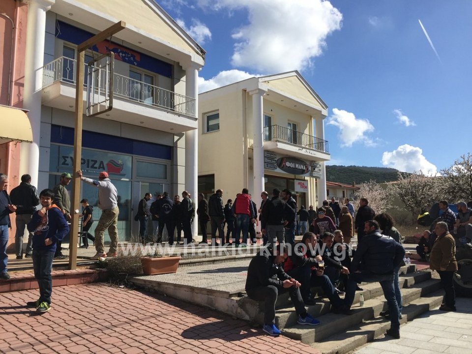 Αγρότες επισκέφθηκαν με τα τρακτέρ γραφείο βουλευτού του ΣΥΡΙΖΑ στη Χαλκιδική [εικόνες] | iefimerida.gr 0