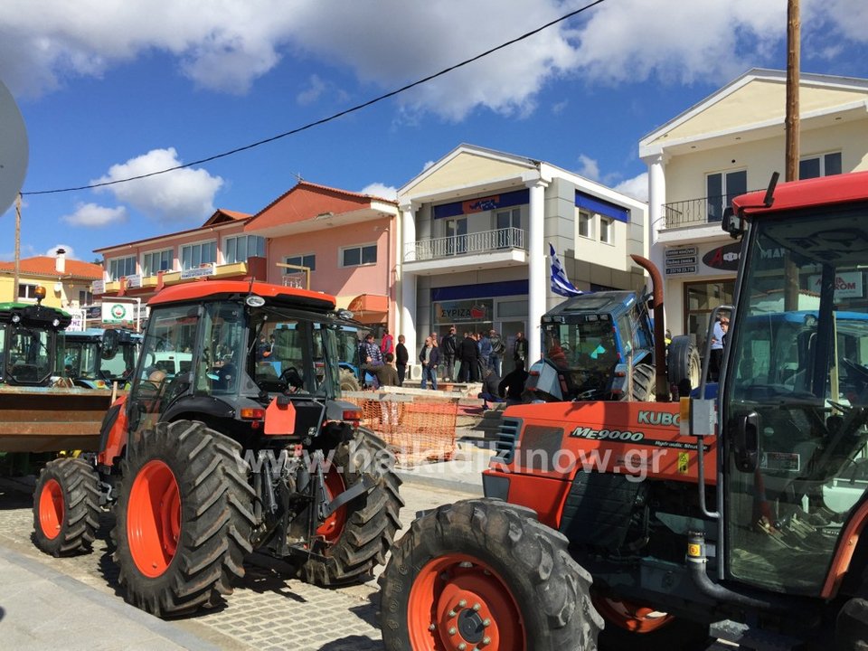 Αγρότες επισκέφθηκαν με τα τρακτέρ γραφείο βουλευτού του ΣΥΡΙΖΑ στη Χαλκιδική [εικόνες] | iefimerida.gr 1