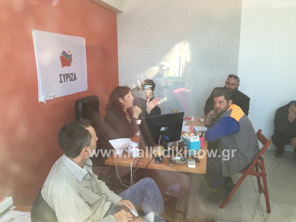 Αγρότες επισκέφθηκαν με τα τρακτέρ γραφείο βουλευτού του ΣΥΡΙΖΑ στη Χαλκιδική [εικόνες] | iefimerida.gr 2