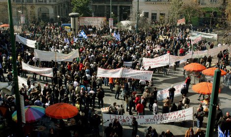 Στη Βουλή οι αγρότες - Εκαψαν σημαία της ελληνικής προεδρίας | iefimerida.gr 0