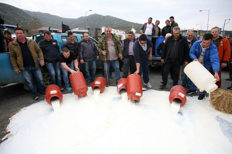 Αγρότες και πρόσφυγες: Ο ασφυκτικός κλοιός στην κυβέρνηση | iefimerida.gr 2