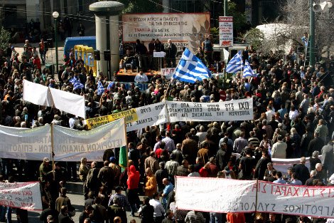 Στη Βουλή οι αγρότες - Εκαψαν σημαία της ελληνικής προεδρίας | iefimerida.gr 1