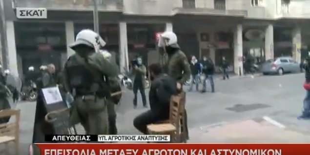 Συνέλαβαν αγρότη - Τα ΜΑΤ πήραν και την γκλίτσα του [εικόνες] | iefimerida.gr 1