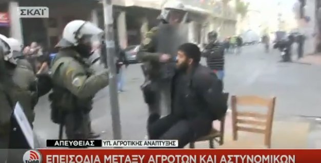 Συνέλαβαν αγρότη - Τα ΜΑΤ πήραν και την γκλίτσα του [εικόνες] | iefimerida.gr 2