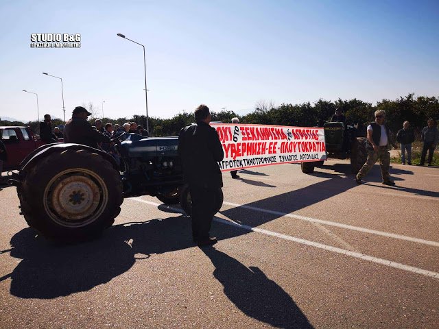 Η αστυνομία εκτρέπει την κίνηση των οχημάτων παρακάμπτοντας το σημείο αποκλεισμού της Ε.Ο.