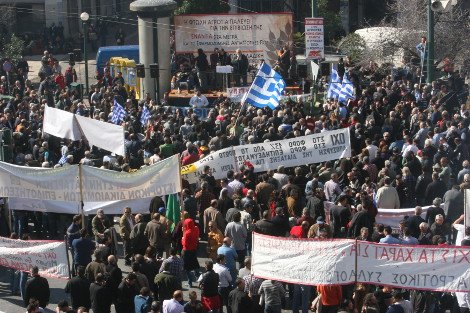 Στη Βουλή οι αγρότες - Εκαψαν σημαία της ελληνικής προεδρίας | iefimerida.gr 3