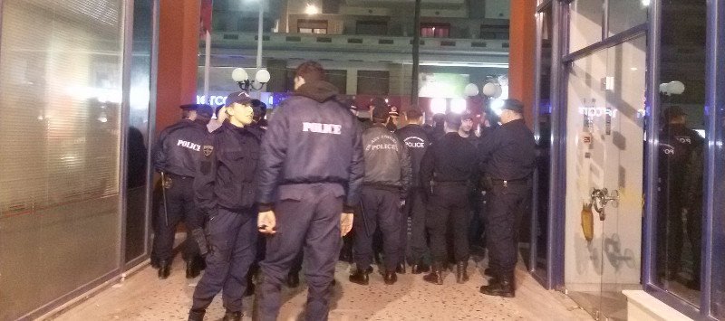 Αγρότες της Κρήτης εγκλώβισαν και προπηλάκισαν Σταθάκη, Ξανθό και Χαρίτση - «Προδότες» φώναζαν [εικόνες&βίντεο] | iefimerida.gr 4