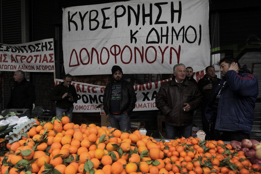 Λαϊκή αγορά έστησαν οι αγρότες έξω από το υπουργείο Εργασίας-Μοιράζουν δωρεάν προϊόντα [εικόνες] | iefimerida.gr 1