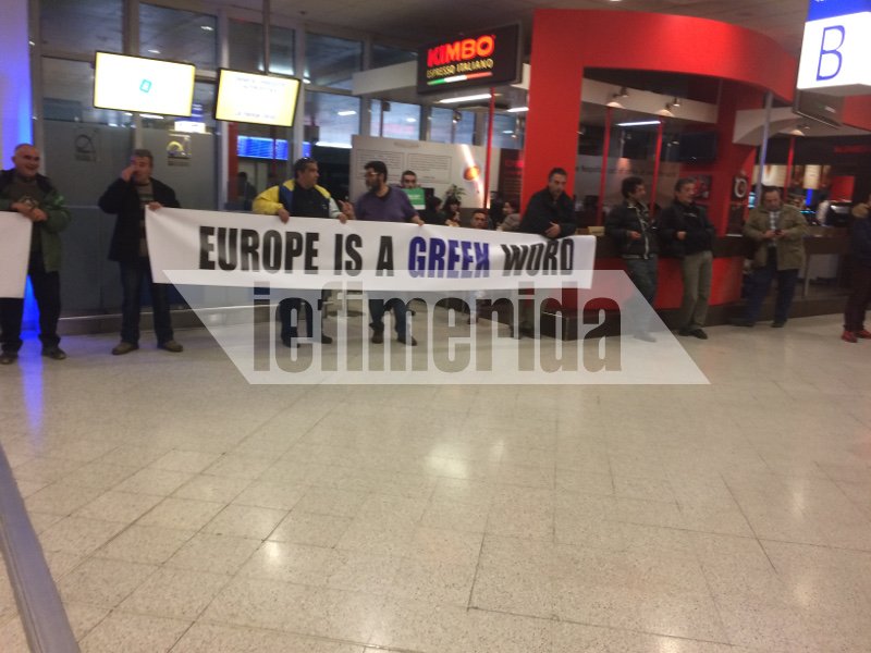 Αγρότες εισέβαλαν στο «Ελ. Βενιζέλος» -Σήκωσαν πανό [αποκλειστικές εικόνες] | iefimerida.gr 2